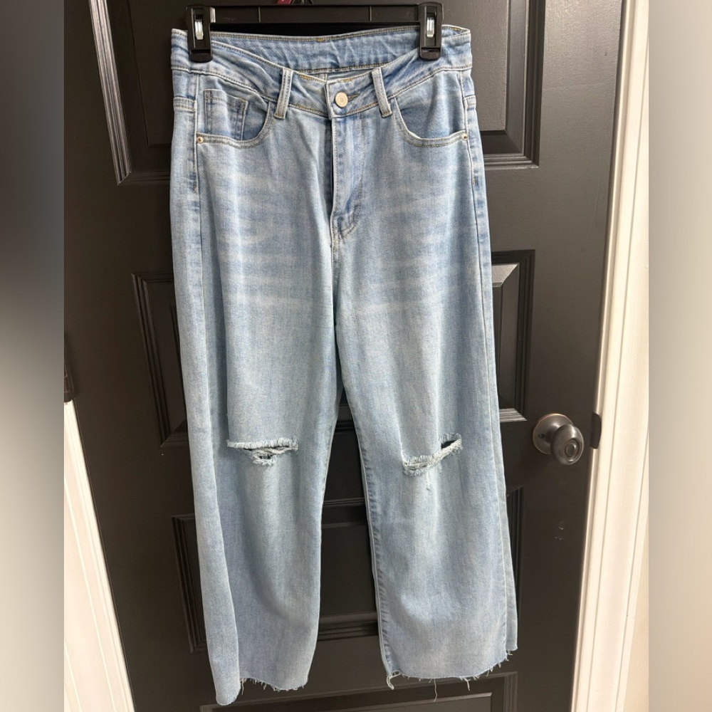 Light Wash Straight Leg Jeans – Size 6 – Raw Hem – Distressed Knees